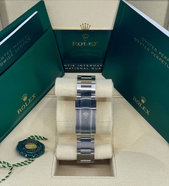 Rolex Oyster Perpetual 124300 Image 3